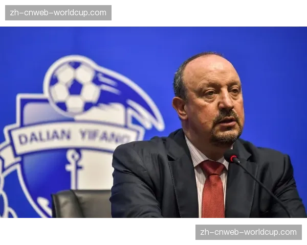 “场边:伯恩利主帅孔帕尼因抗议判罚被主裁判出示黄牌警告” “场边:伯恩利主帅孔帕尼因抗议判罚被主裁判出示黄牌警告”