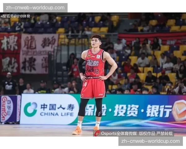 【2026年4月CBA联赛·人物·特写特写：老将西热力江赛后逐一鼓励新疆队年轻球员