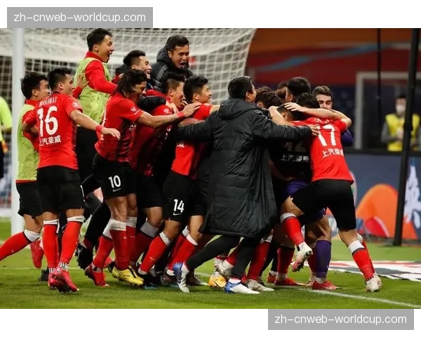 上海德比双方在小雨中进入白热化阶段